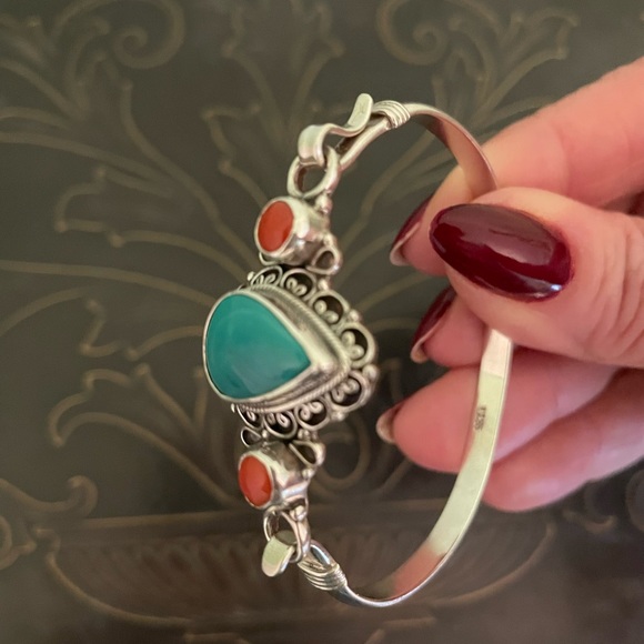 GREEN AGATE & CORAL Bangle. - Picture 4 of 5